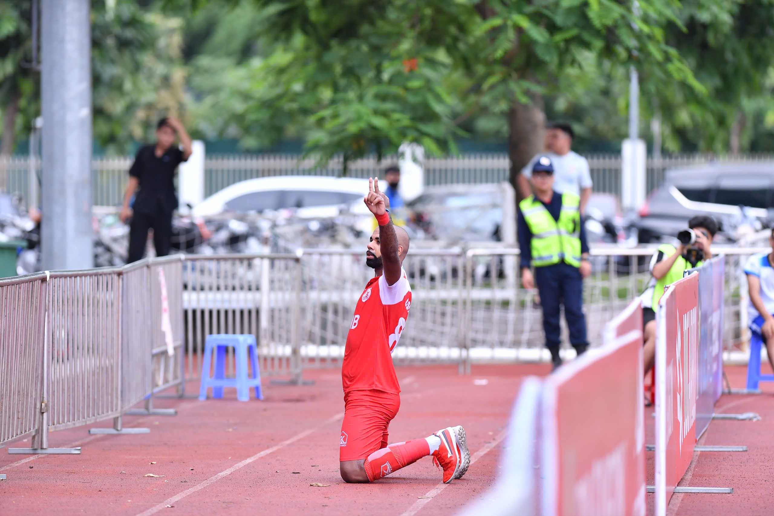 Claudecir rực sáng, Thiên Khôi đánh bại 36 Hoàng Nông Thảo Vy ở trận “El Clasico phủi”
