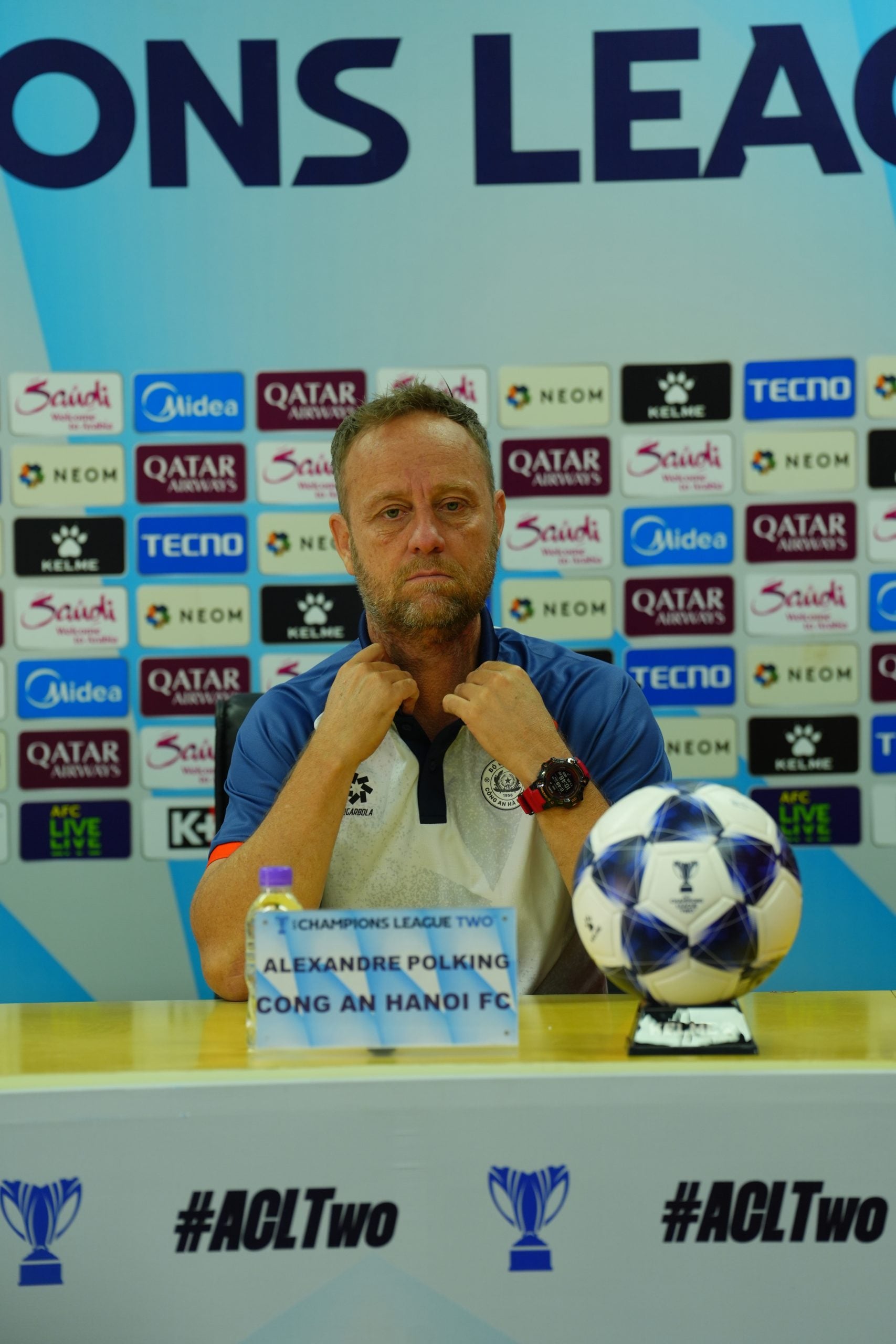 CLB CAHN tái đấu Bắc Kinh Quốc An, HLV Polking báo 2 tin buồn