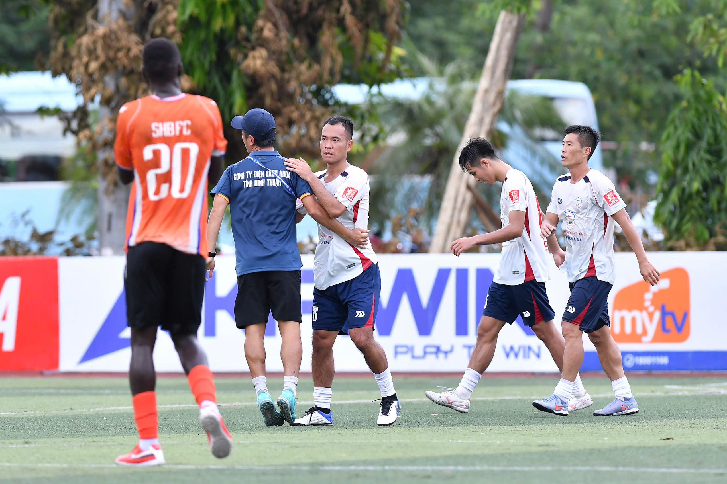Điện Bách Khoa Ninh Thuận tạo địa chấn, SHB FC ngậm ngùi dừng bước ở tứ kết