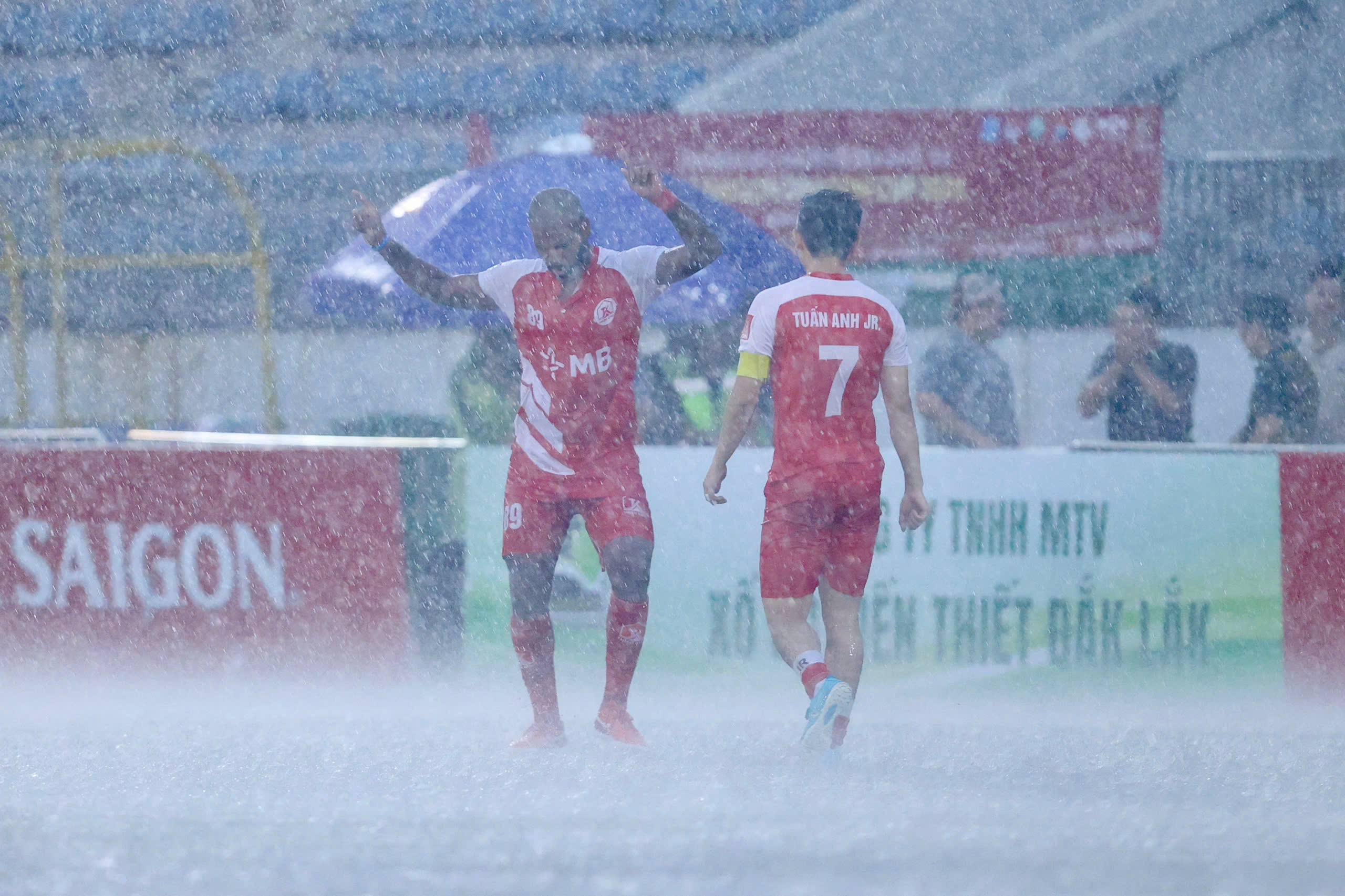 Thiên Khôi FC vào chung kết sau trận “thuỷ chiến”kịch tính  với MyMy FC