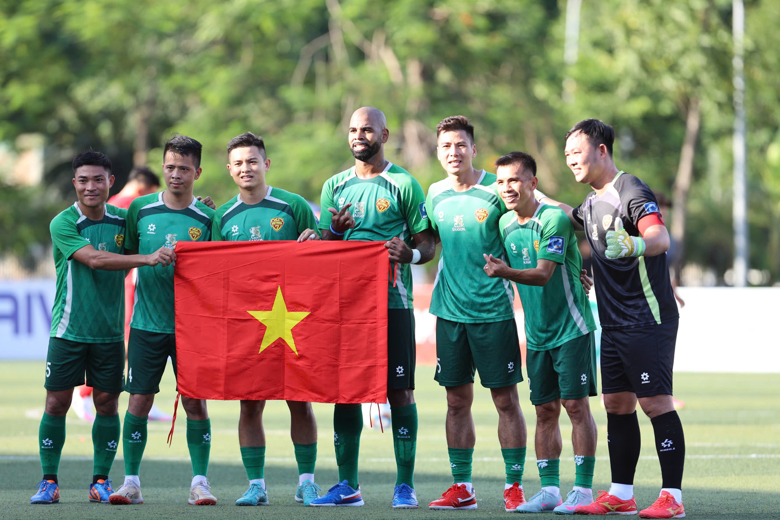 Tuyển 7 người Việt Nam gây ấn tượng trước các ngôi sao bóng đá Việt