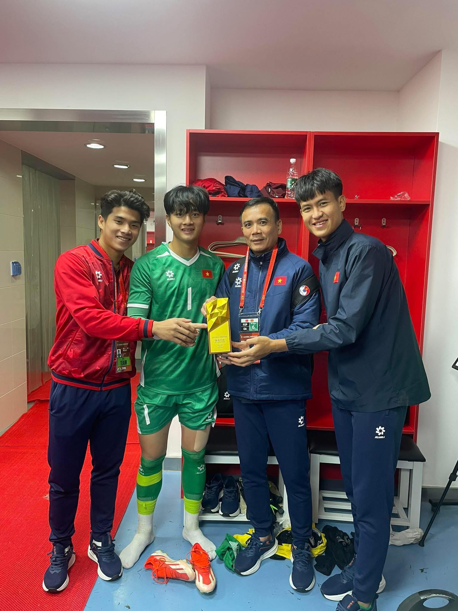 Thủ môn Cao Văn Bình: “Nếu không theo nghiệp đá bóng, em đã đi xuất khẩu lao động rồi”